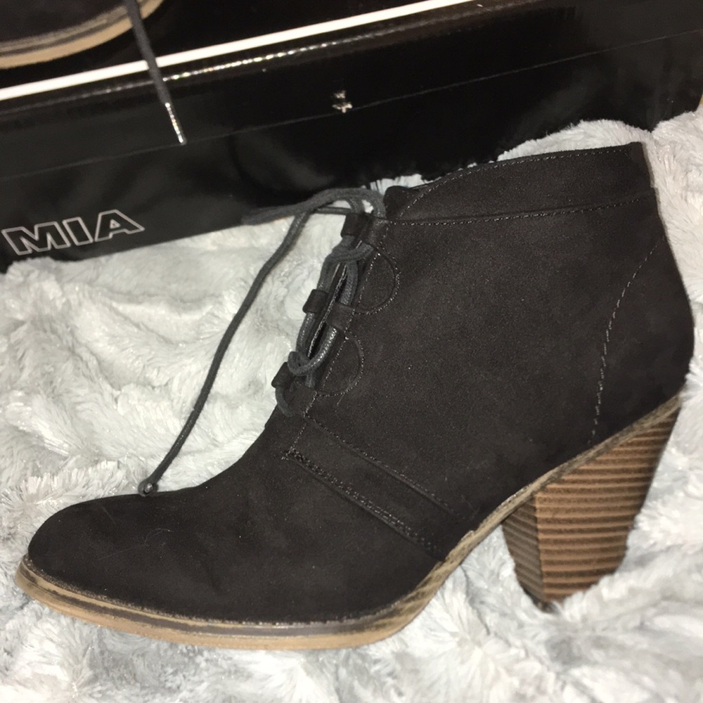 Size 8 lace up booties💕